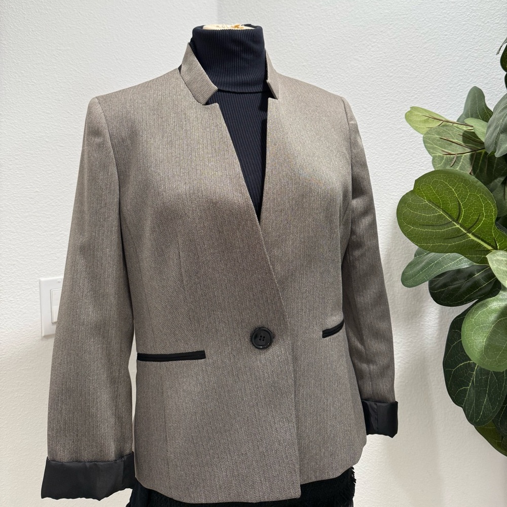 9&CO Elegant Women's Gray Blazer with Black Accents
